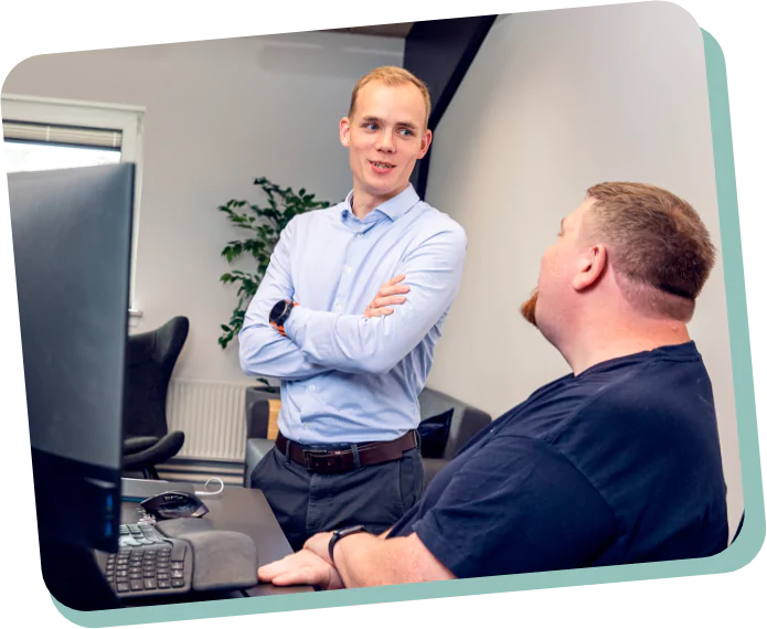 3 personer kigger på computer