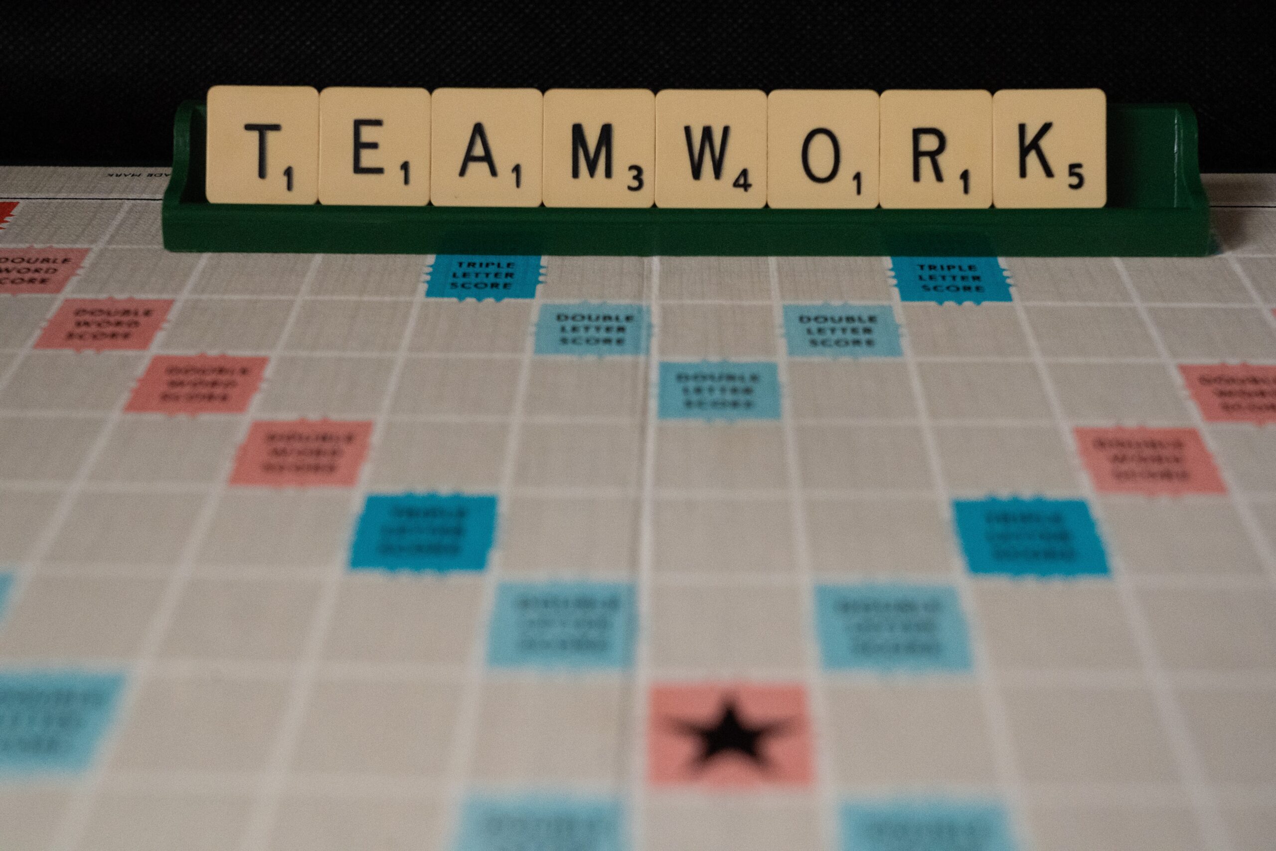 nick-fewings-GoXNygZlftg-unsplash Teamwork skrevet med små klodser