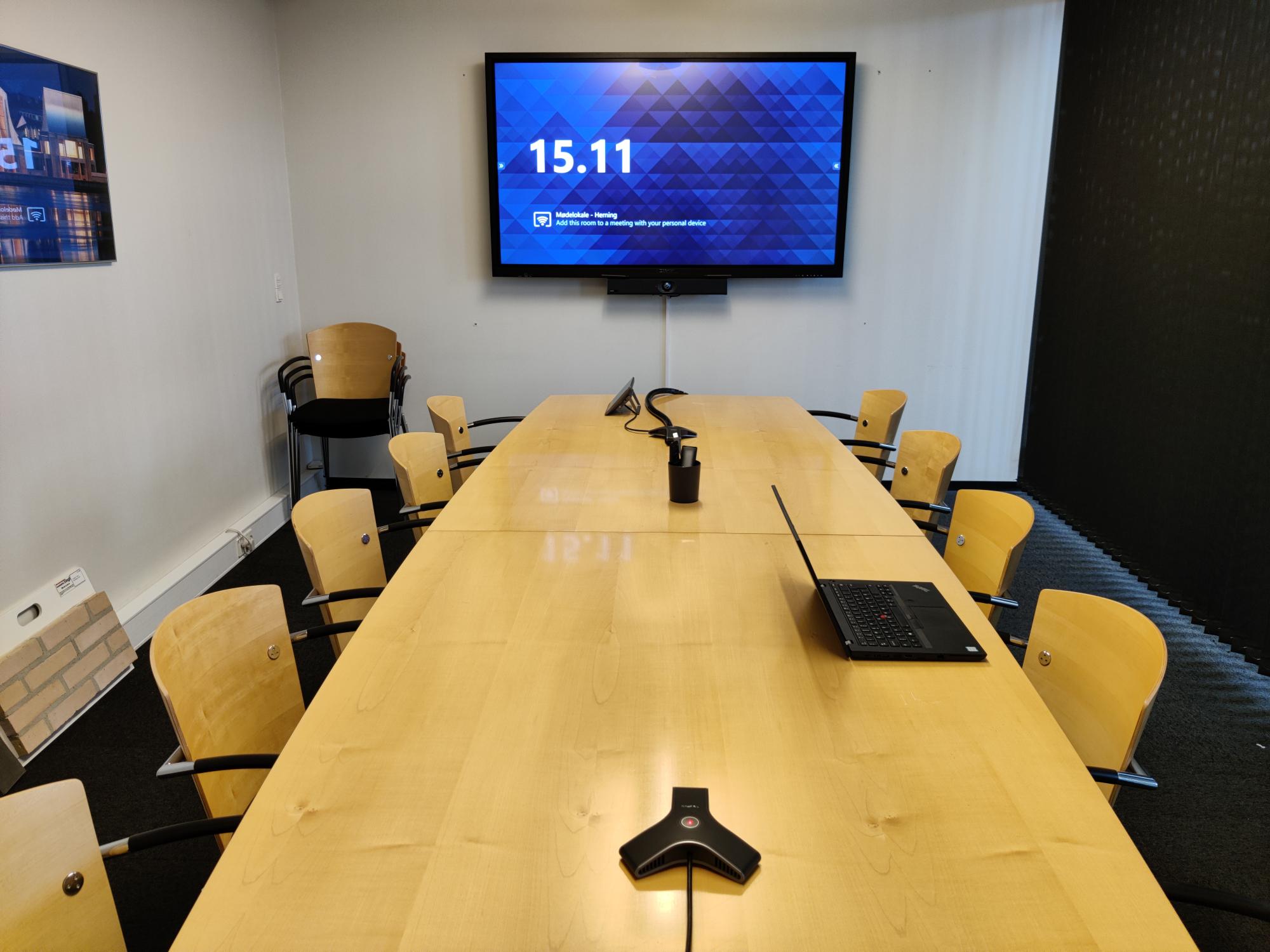 Mødelokale med skærm foran