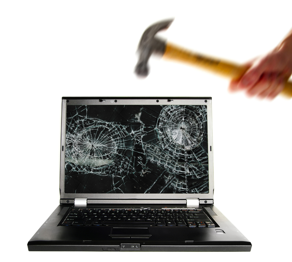 PC bliver knust af hammer pga IT-problemer