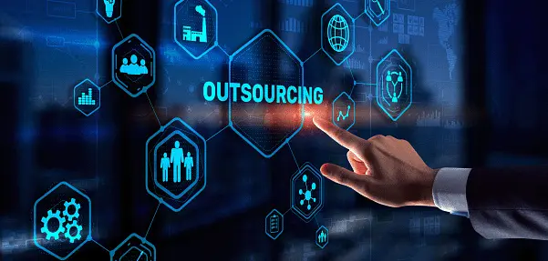 Finger på skærm med "outsourcing" tekst
