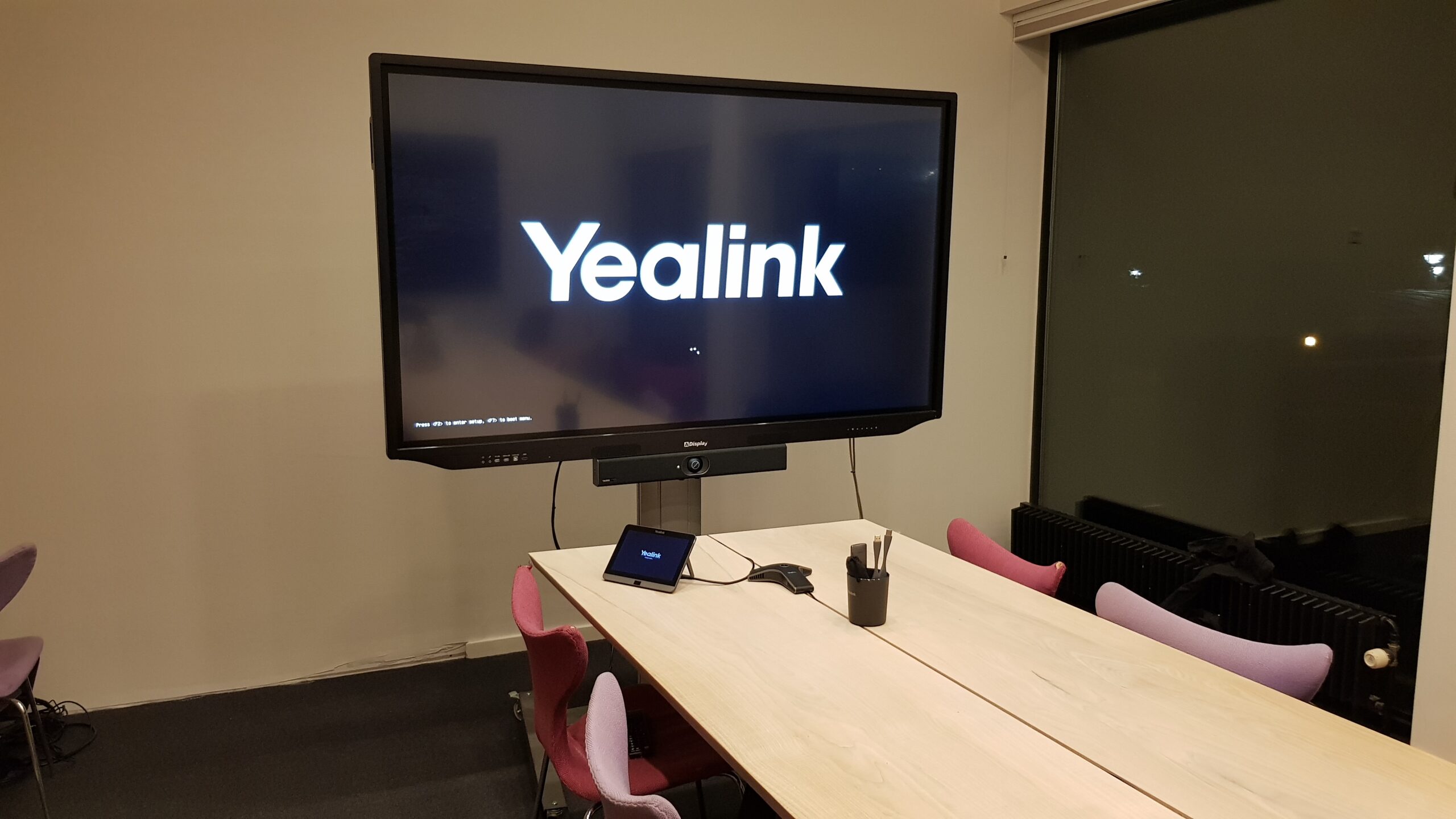 20210105_184303 To IT-supporte snakker imens de kigger på Ipad